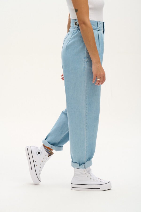 Addison - Tapered Denim Jeans in Light Wash Blue