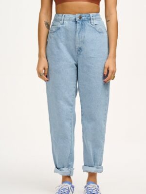 Dana - Mom Denim Jeans in Light Wash Blue